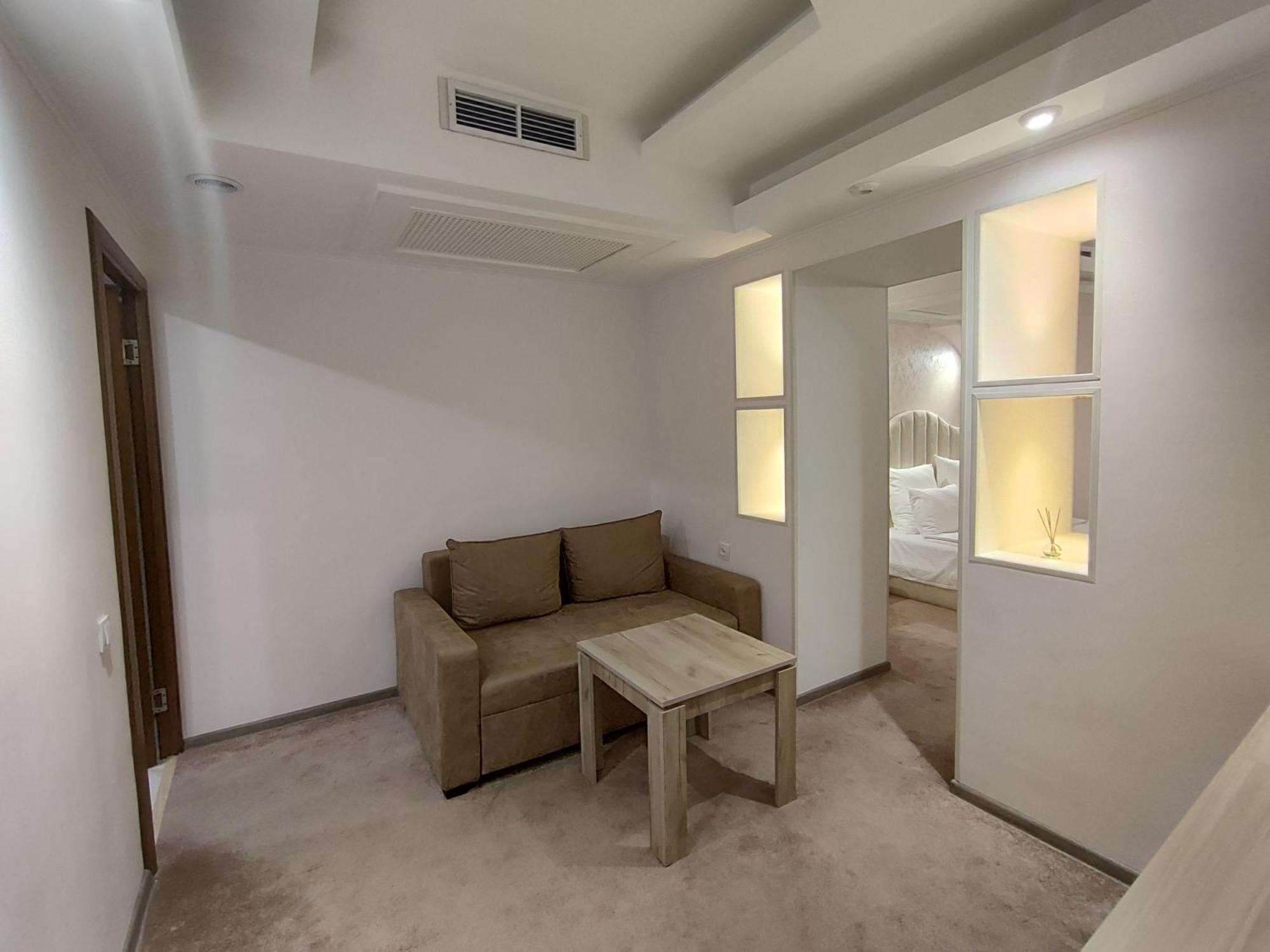יירבאן Delin Hotel And Tours מראה חיצוני תמונה