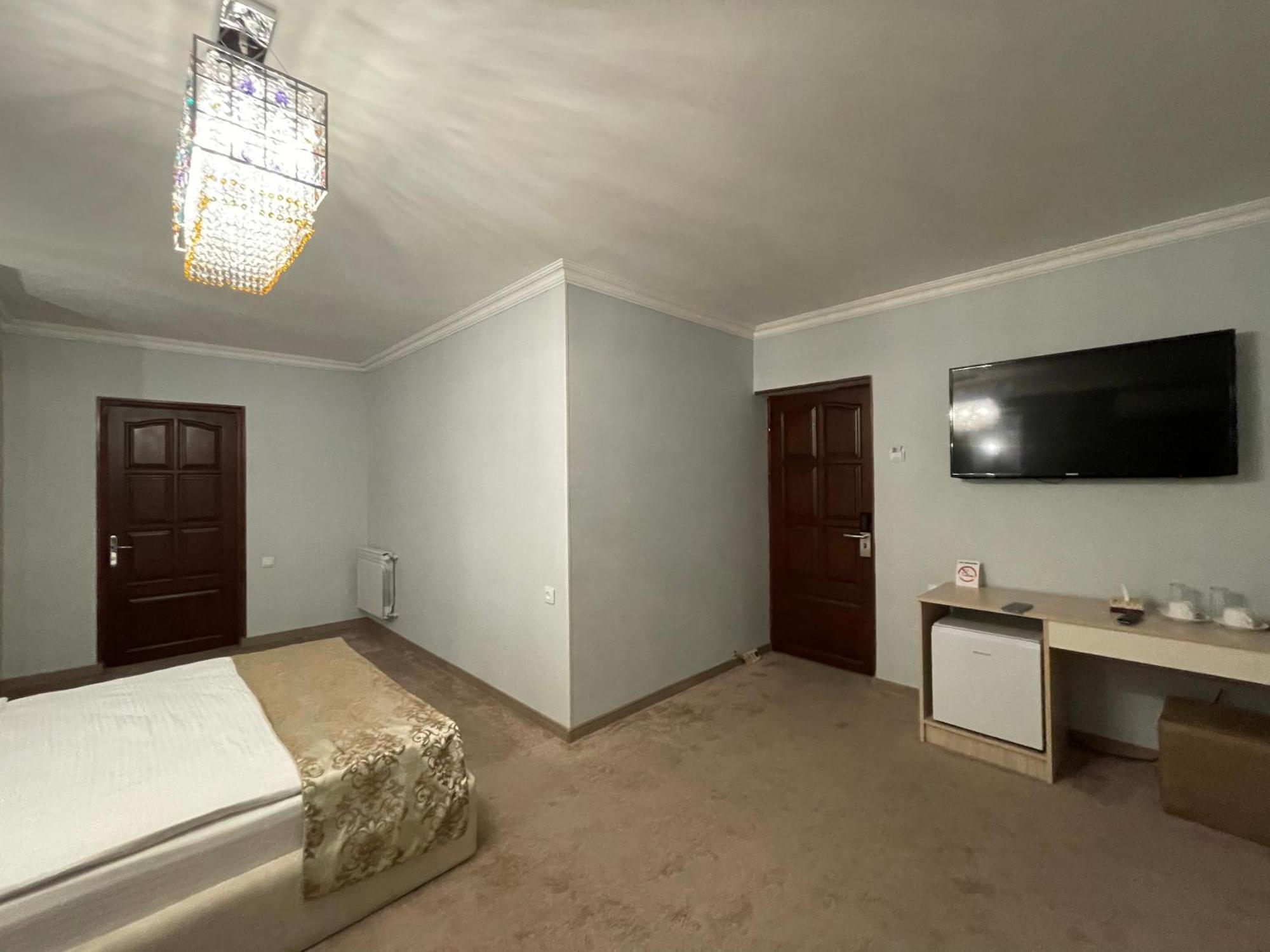 יירבאן Delin Hotel And Tours מראה חיצוני תמונה